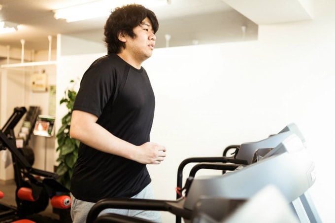 男なのに胸の脂肪がやばい ダイエットや筋トレで小さく減らす方法は